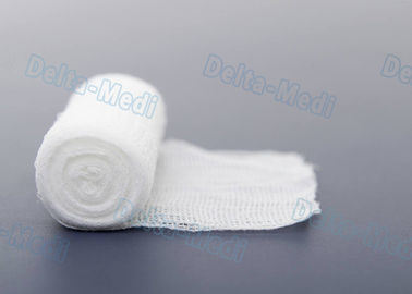 As esponjas 100% estéreis absorventes da gaze do algodão rolam a cor branca para a fixação sem fôlego