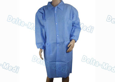 O vestido protetor descartável não tecido do visitante de SMS do fato com colar da malha/gerencie para baixo o colar