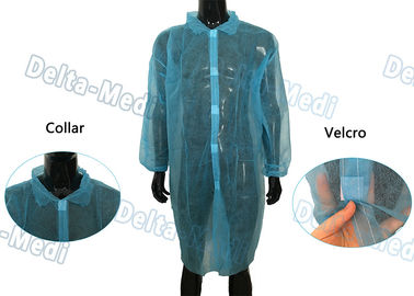 O isolamento descartável azul veste a resistência não tóxica do sangue com Velcro 5 na parte dianteira